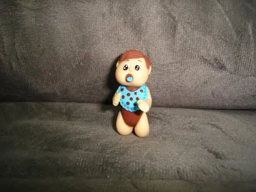 bebê ajoelhado