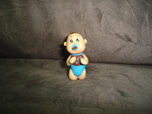 bebê ajoelhado