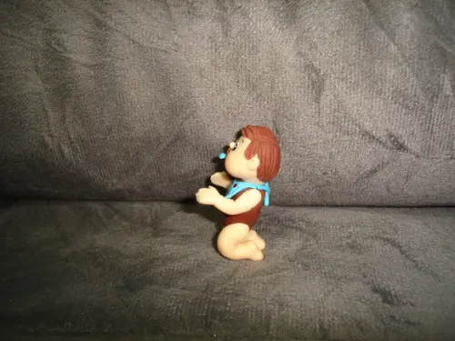 bebê ajoelhado