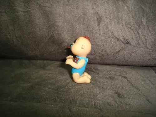 bebê ajoelhado