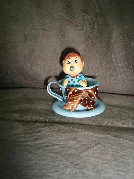 bebê na xicara