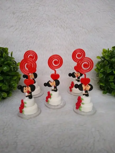 Bolo com noivinhos