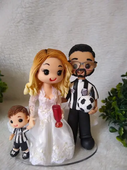 Casal De Noivinhos Com Filho E Objetos