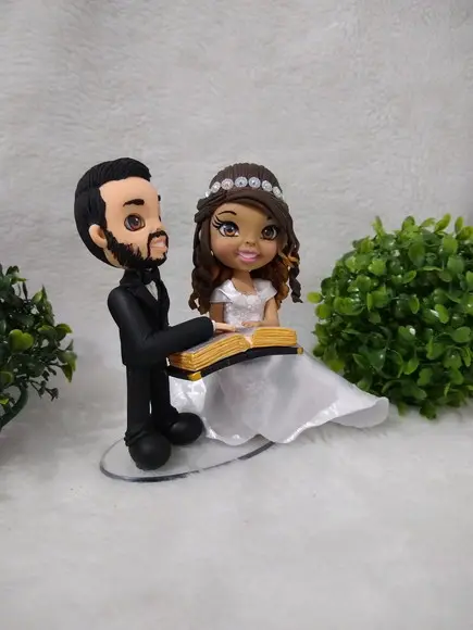 Casal de noivinhos com bíblia sagrada