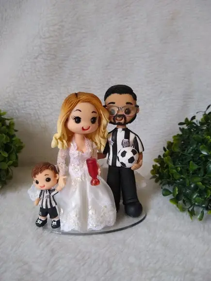 Casal De Noivinhos Com Filho E Objetos