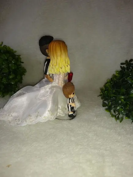 Casal De Noivinhos Com Filho E Objetos
