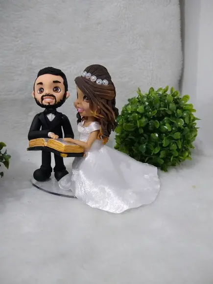 Casal de noivinhos com bíblia sagrada