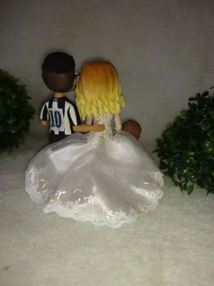 Casal De Noivinhos Com Filho E Objetos