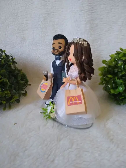 Casal De Noivinhos Com Lanche