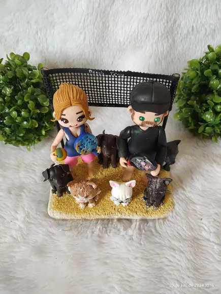 Casal de Noivinhos Jogando Beach Tênis com 6 Pets