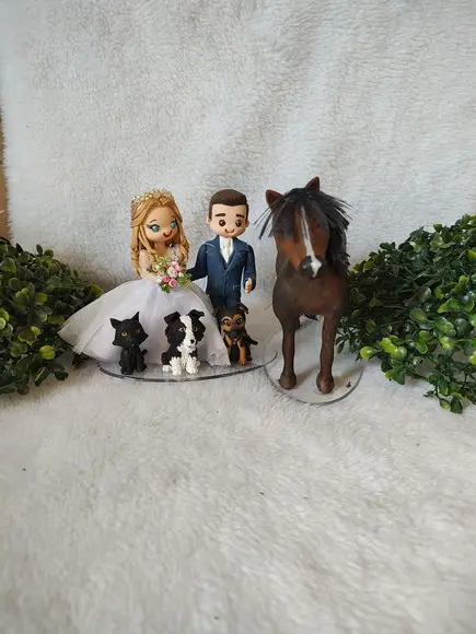 Casal de Noivinhos com Pet e Um Cavalo