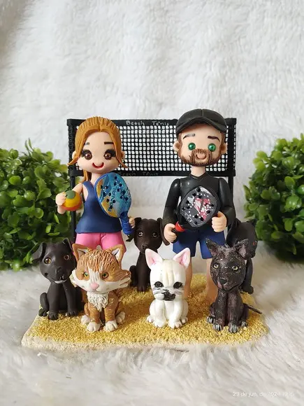 Casal de Noivinhos Jogando Beach Tênis com 6 Pets
