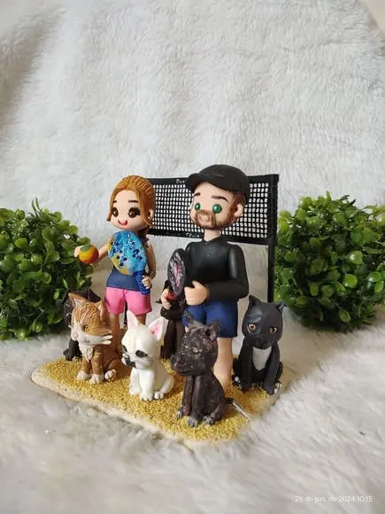 Casal de Noivinhos Jogando Beach Tênis com 6 Pets
