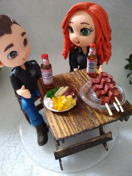 Casal de noivinhos no bar