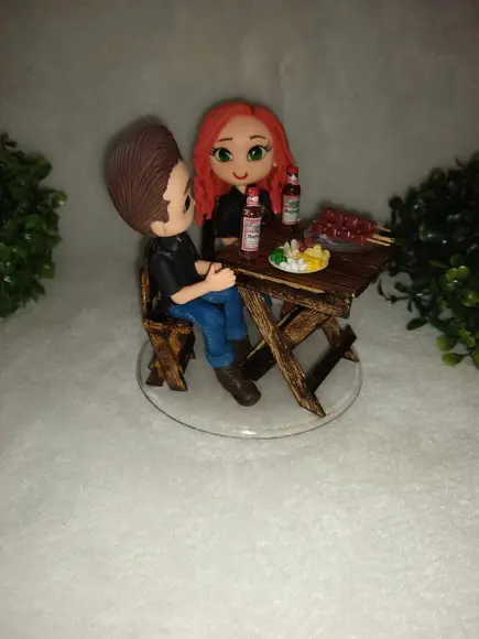 Casal de noivinhos no bar