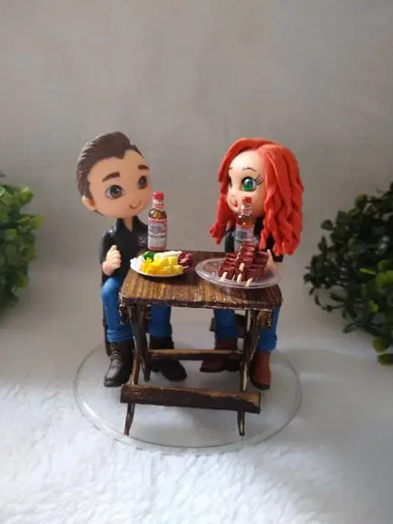 Casal de noivinhos no bar