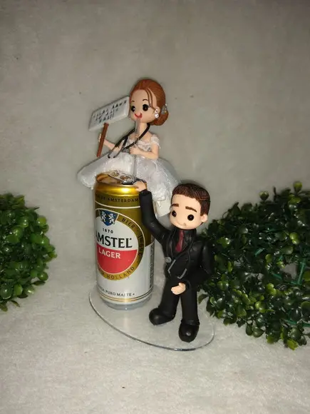 Casal De Noivinhos Noiva Com Cerveja