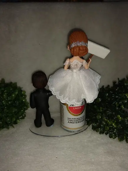 Casal De Noivinhos Noiva Com Cerveja