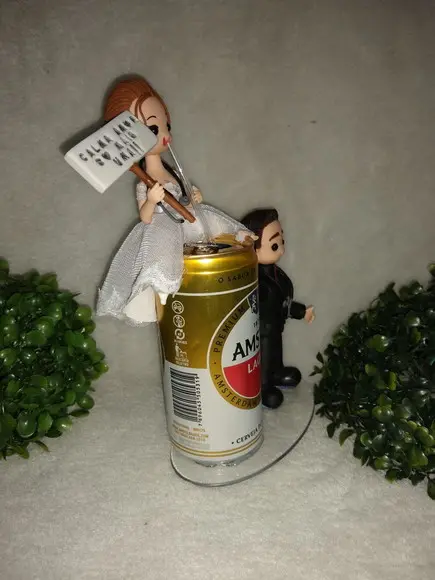 Casal De Noivinhos Noiva Com Cerveja