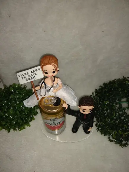 Casal De Noivinhos Noiva Com Cerveja