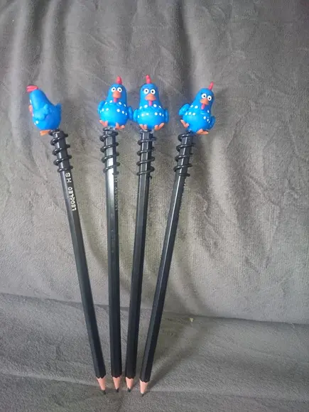 lápis com ponteira galinha pintadinha