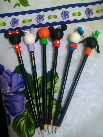 lápis com ponteira turma do mickey