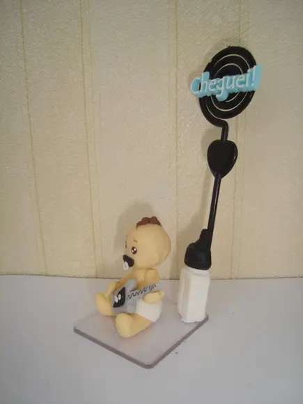 Lembrancinha bebê roqueiro com porta Recado