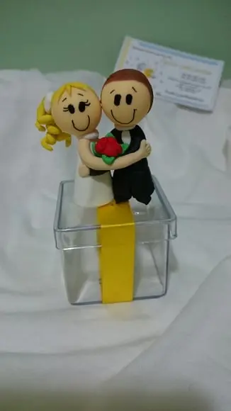 Lembrancinha casamento casal na caixinha de acrilico