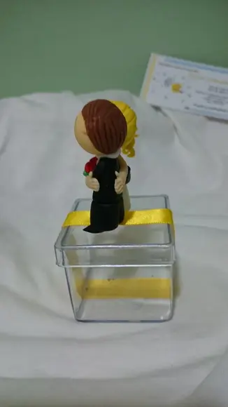 Lembrancinha casamento casal na caixinha de acrilico
