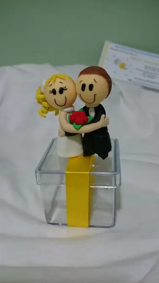 Lembrancinha casamento casal na caixinha de acrilico