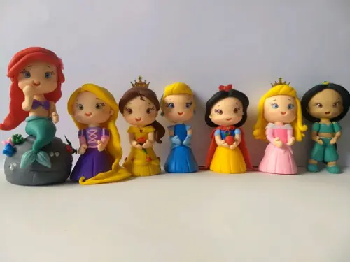 Princesas de biscuit, enfeite de mesa ou topo de bolo