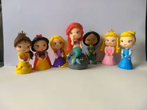 Princesas de biscuit, enfeite de mesa ou topo de bolo