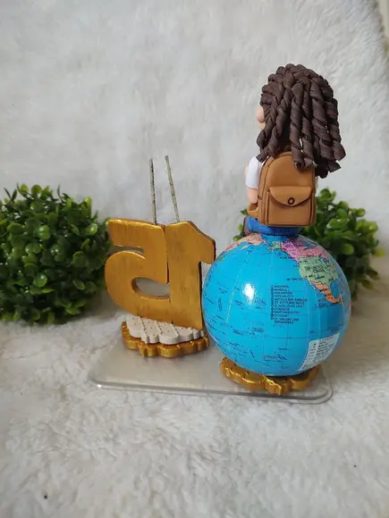 Topo de Bolo 15 Anos Menina no Globo Terrestre