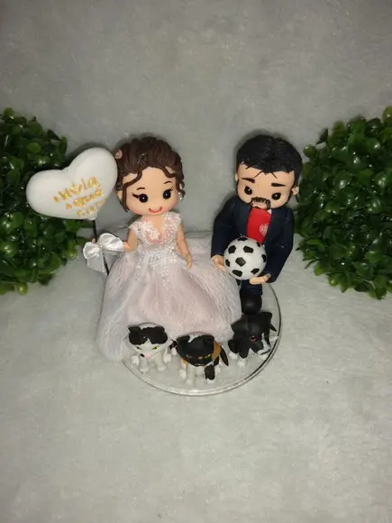 topo de bolo casamento com 3 pets e balão e bolo a futebol