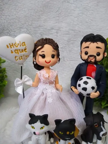 topo de bolo casamento com 3 pets e balão e bolo a futebol