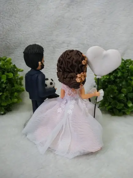 topo de bolo casamento com 3 pets e balão e bolo a futebol