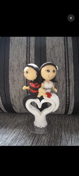 topo de bolo casamento noivos no coração com camisa de time