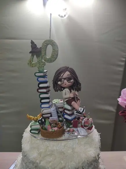 Topo de Bolo com Vela Menina e Seus Hobby
