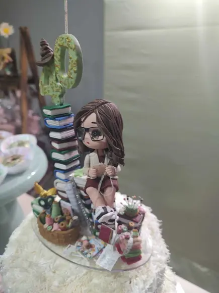 Topo de Bolo com Vela Menina e Seus Hobby