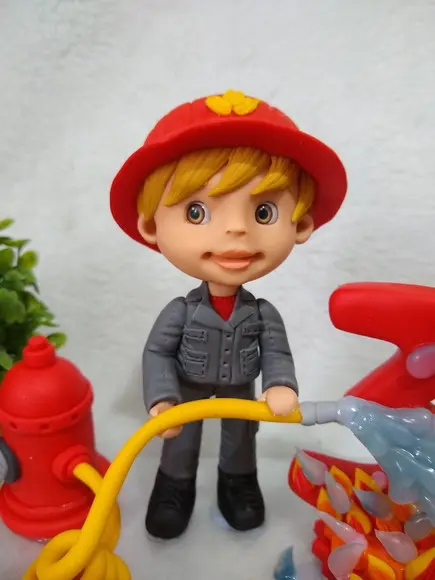 Topo De Bolo Menino Bombeiro Com Vela