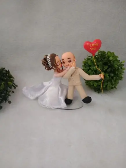 Topo de bolo noiva beijando noivinho