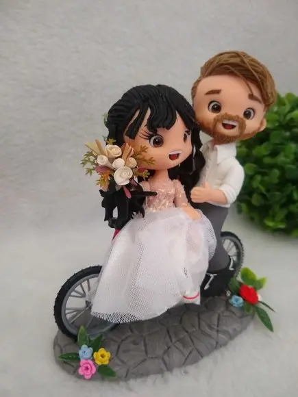 Topo de bolo noivinhos na bicicleta