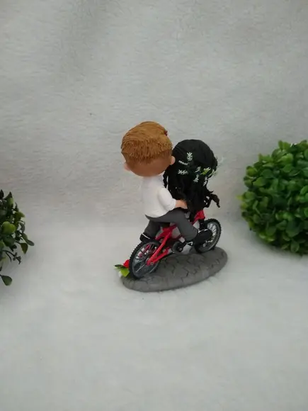 Topo de bolo noivinhos na bicicleta