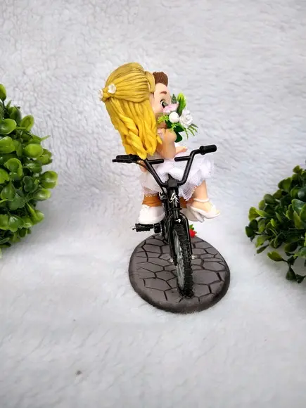 Topo de bolo noivinhos na bicicleta