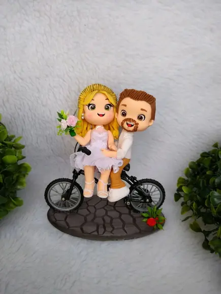 Topo de bolo noivinhos na bicicleta
