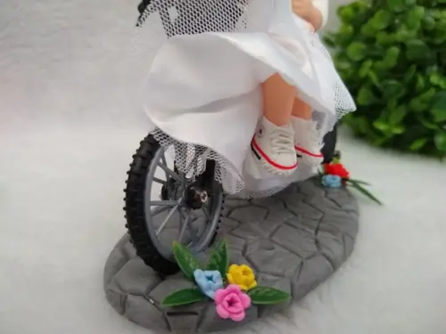 Topo de bolo noivinhos na bicicleta