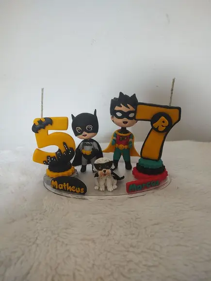 Topo de Bolo para Irmãos no Tema Super Heróis com Pet