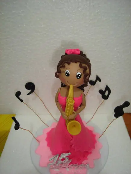 topo de bolo tocando
