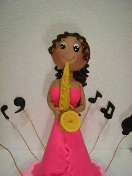 topo de bolo tocando