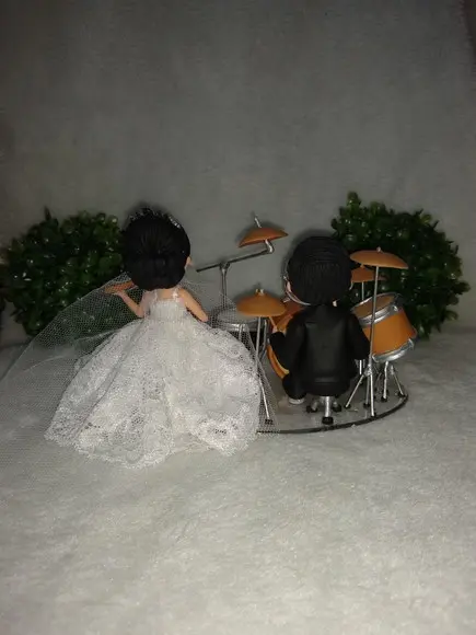 Topo de casamento baterista e violinista